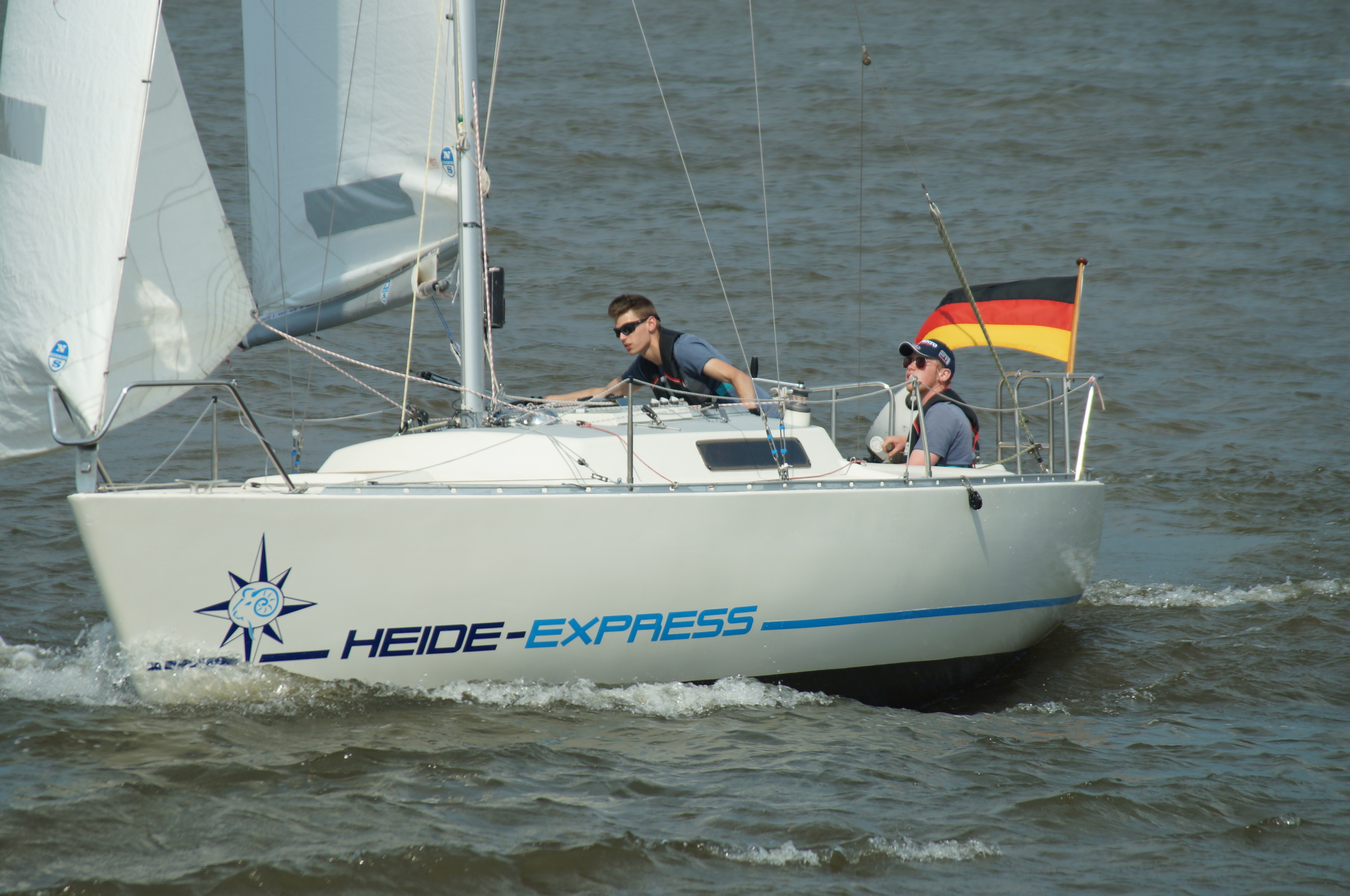Die Heide-Express unter Segeln auf der Elbe