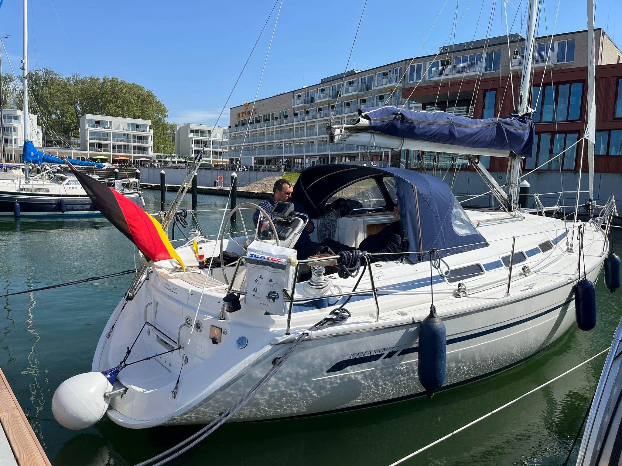 Die Heide-Brise, eine Bavaria 32, am Steg